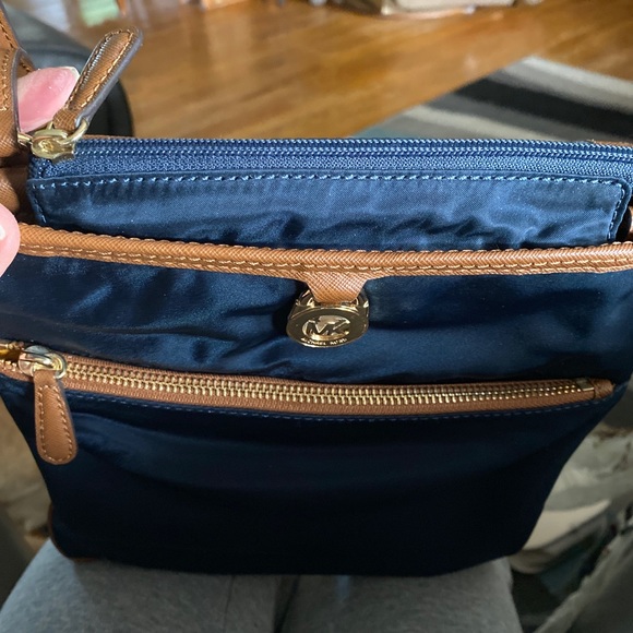 Michael kors crossbody gently used - Picture 2 of 5
